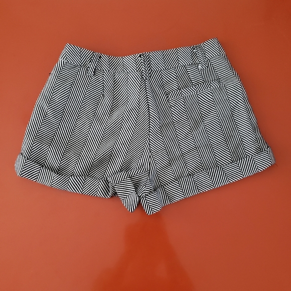 Herringbone patterned shorts - Picture 2 of 5